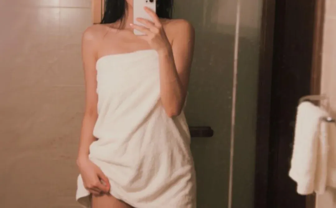 谁家洗了澡还穿丝袜啊