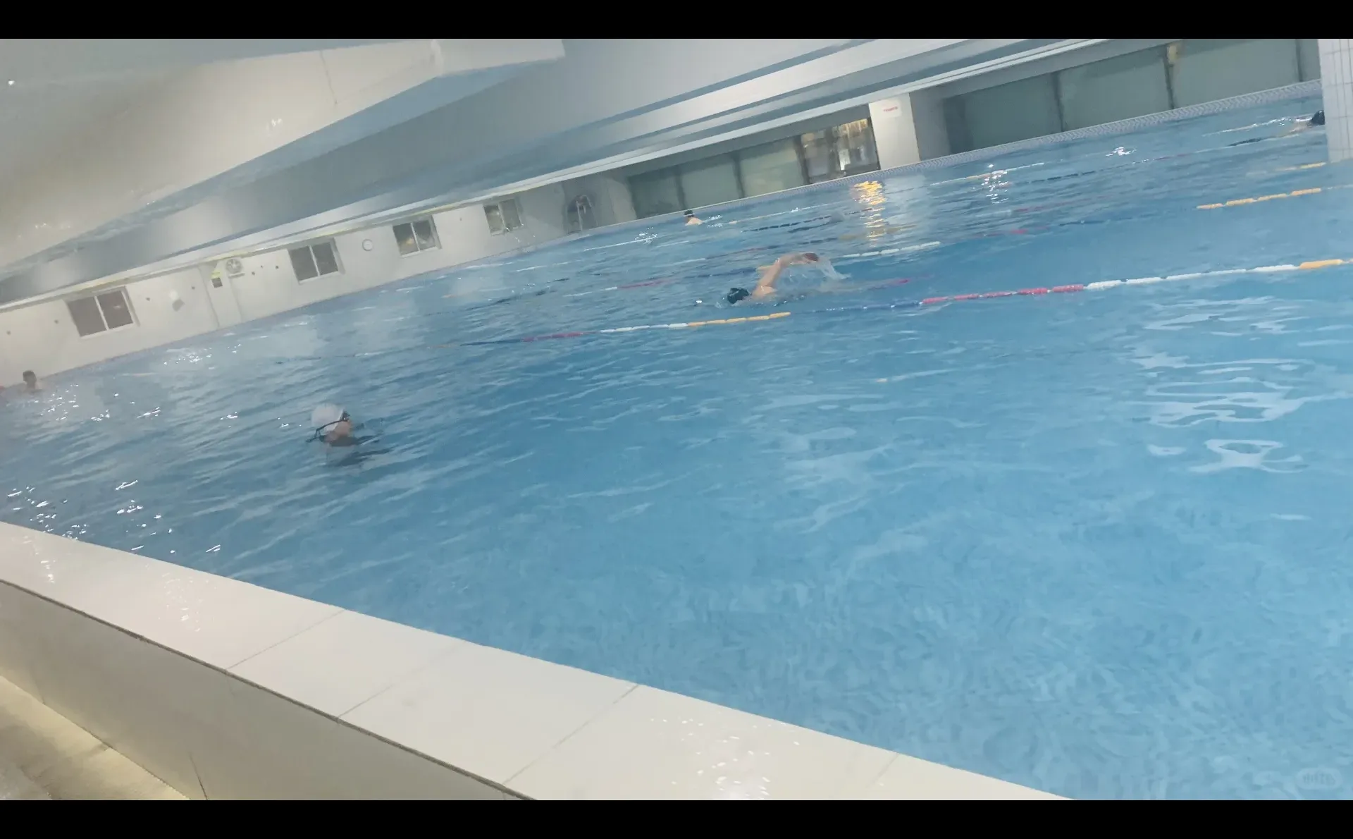 出泳池，没人认得出我