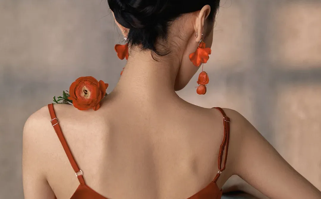 红裙入画｜油画笔触里的高级感写真