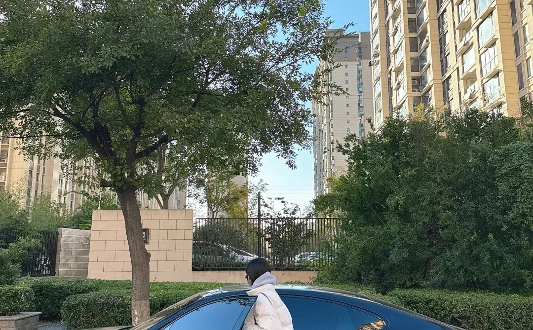 尽量把自己养到不化妆还有光泽感 体态匀称