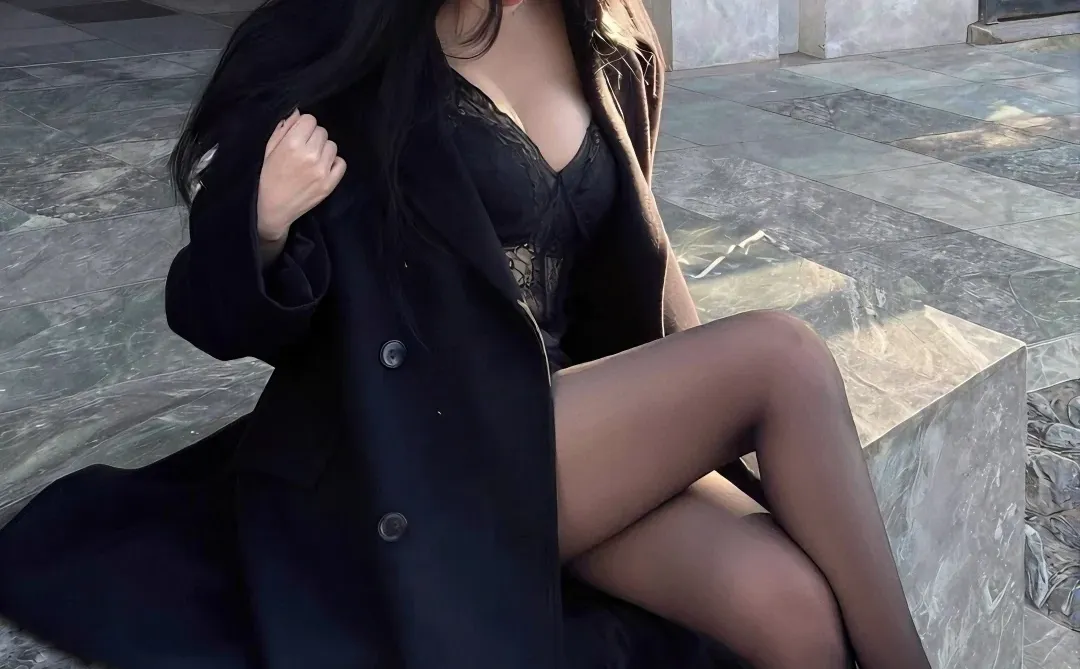 她的眼神很酷，她的腿很长