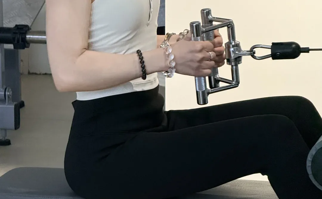 穿着大棉裤撸铁照样飒