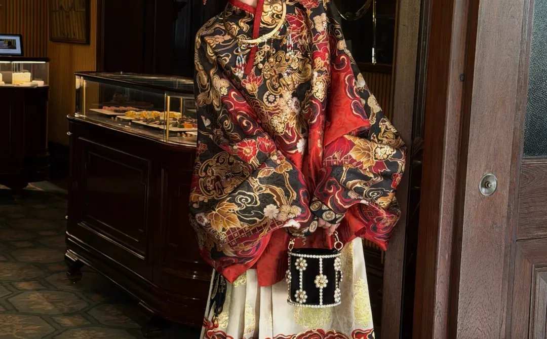 新衣预备|马年宴会上压轴出场的大明贵女