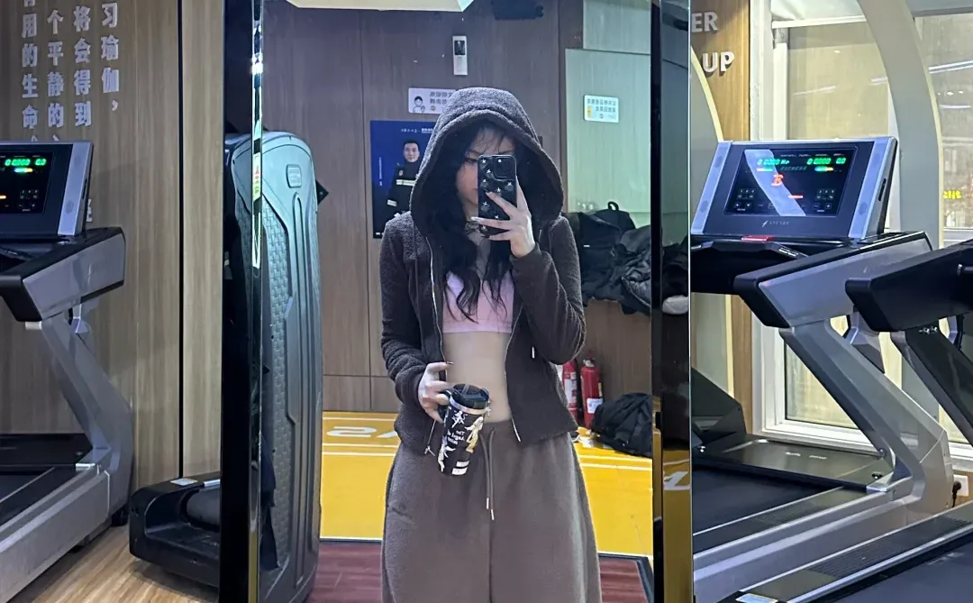 穿最粉的衣服 推15的肩