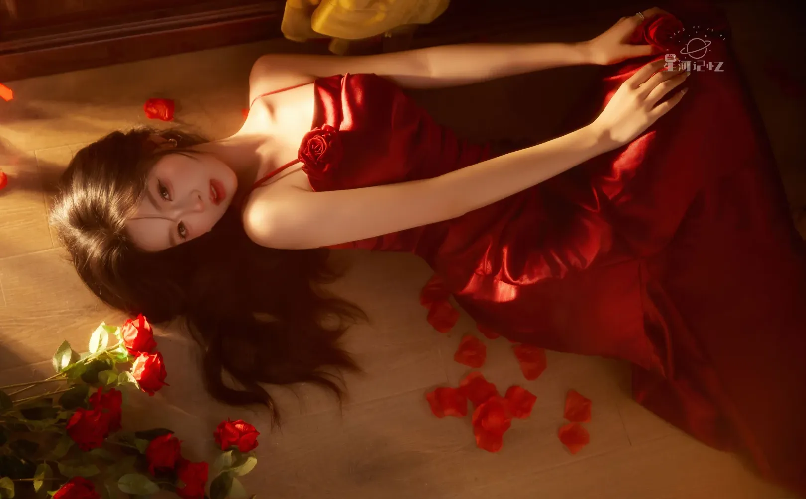 红裙与玫瑰🌹这一刻的温柔缱绻是永恒定格✨