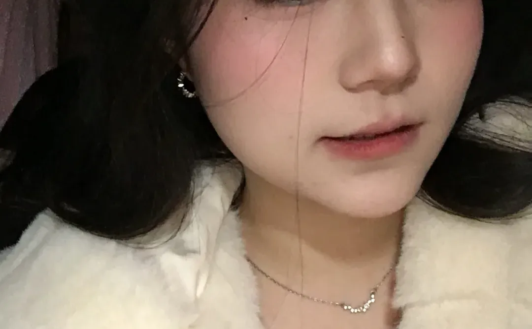 每次急急忙忙化的妆反而更服帖自然呢