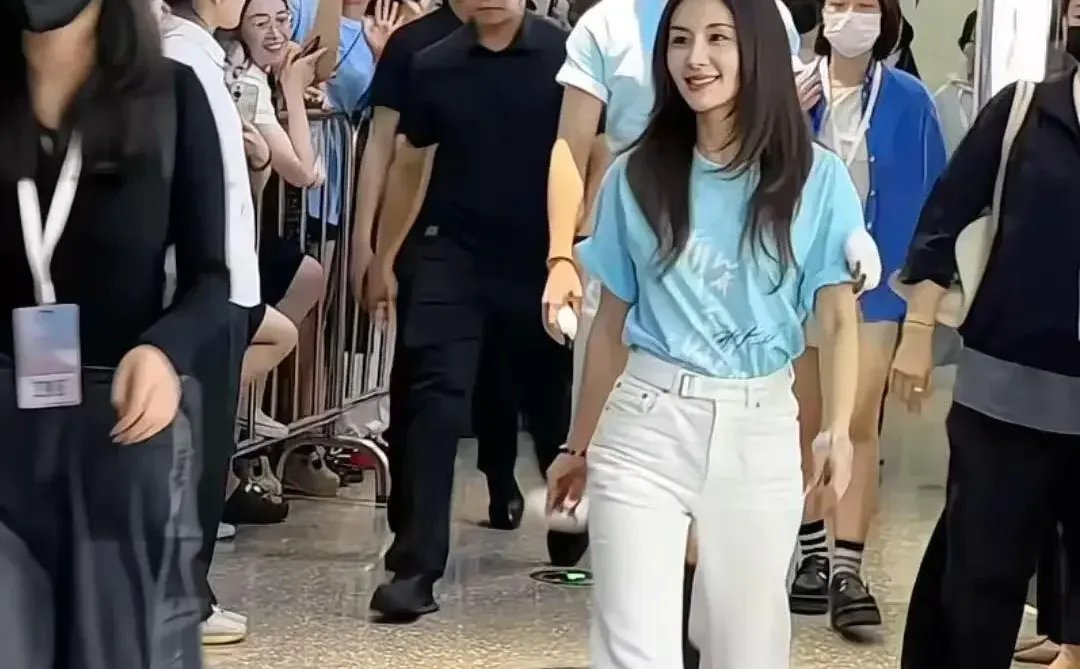 不是，她有一米五吗？！！