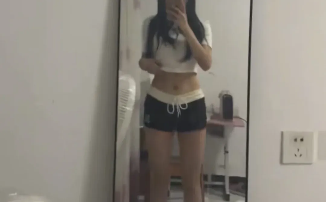 姐妹们帮我看一下是哪种类型身材