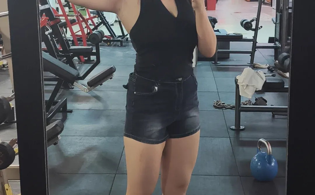 小练一下，健身房拍照📷