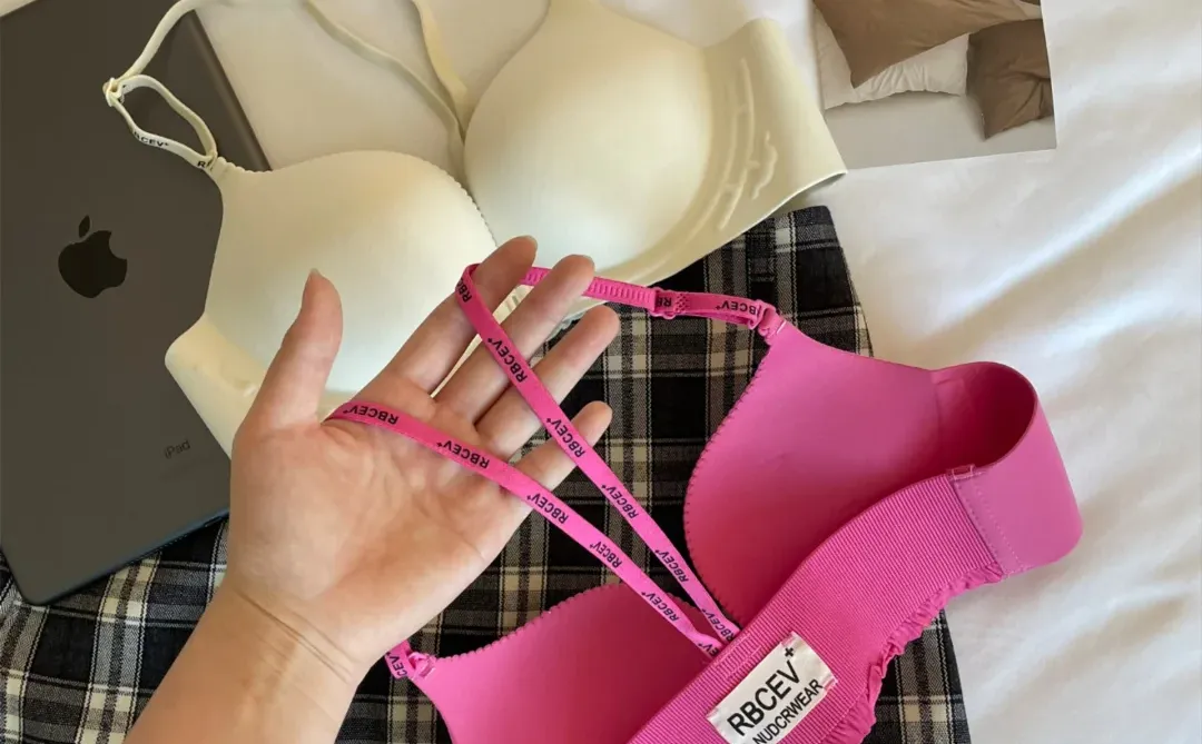 给小胸圆盘胸一点震撼！😱真的自然爆沟🪝了！