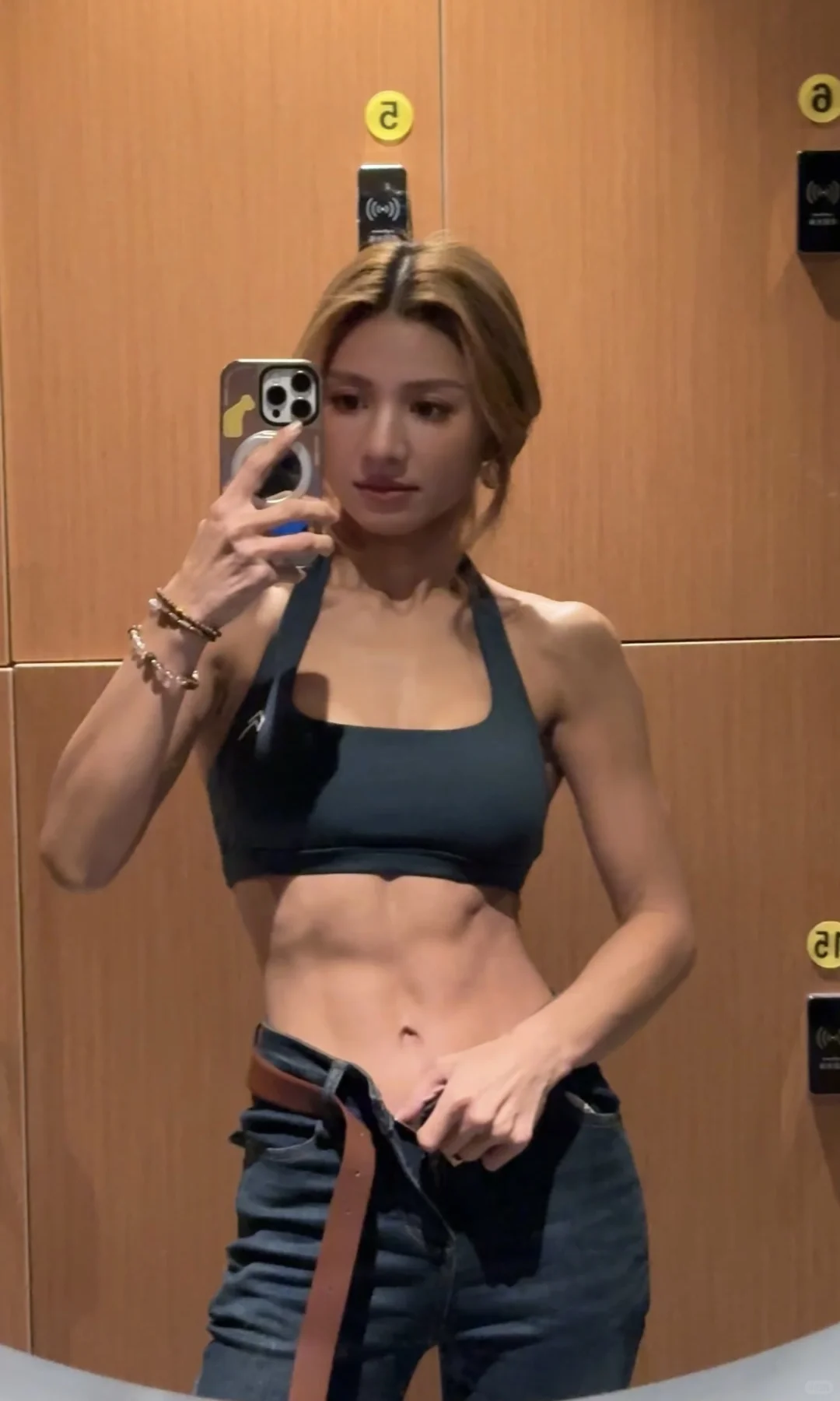 姐们儿搓衣服只用肚皮