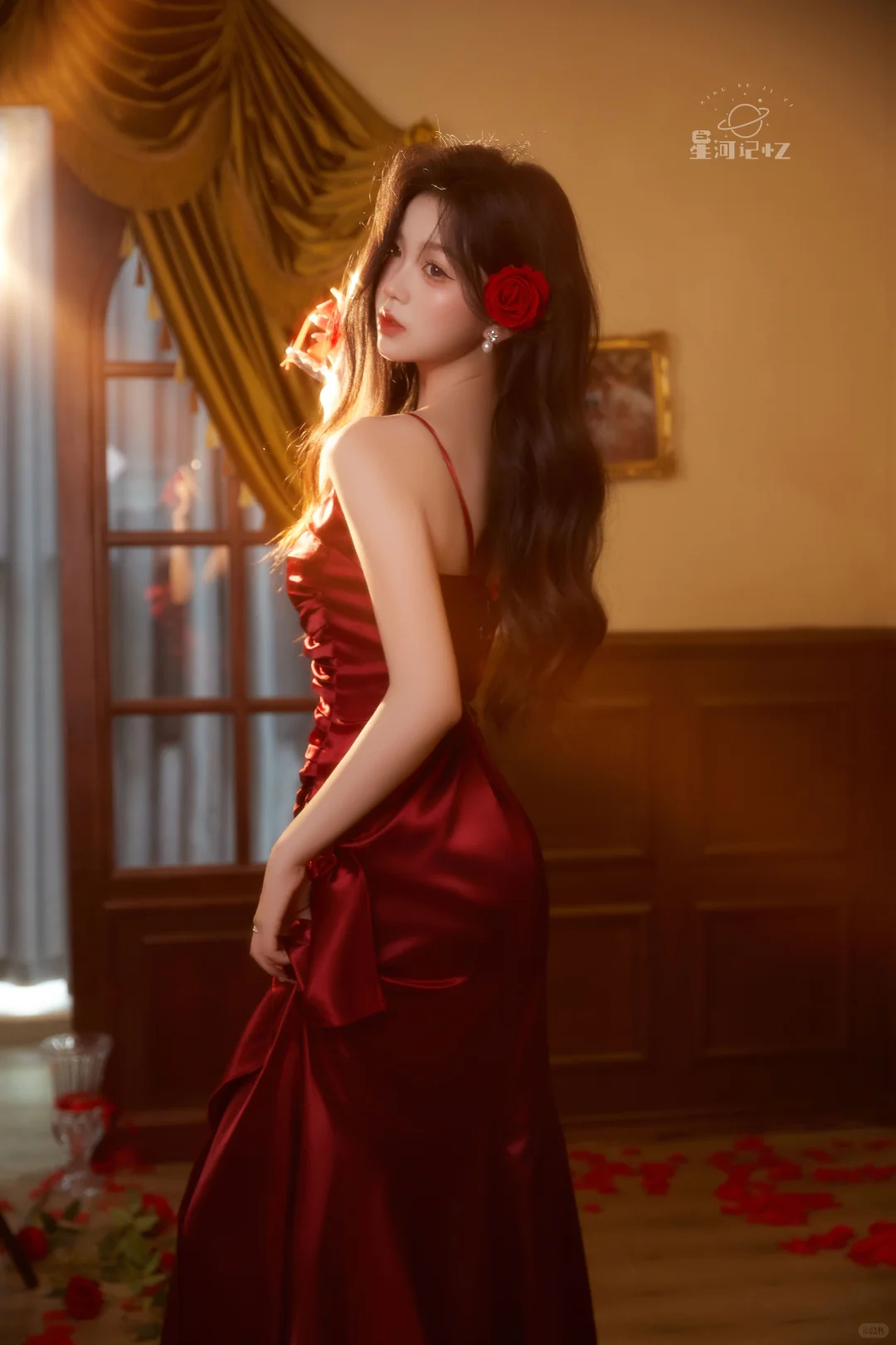 红裙与玫瑰🌹这一刻的温柔缱绻是永恒定格✨