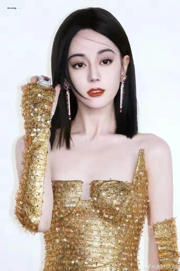 迪丽热巴靓丽写真美爆了！雪肤玉貌身材火辣