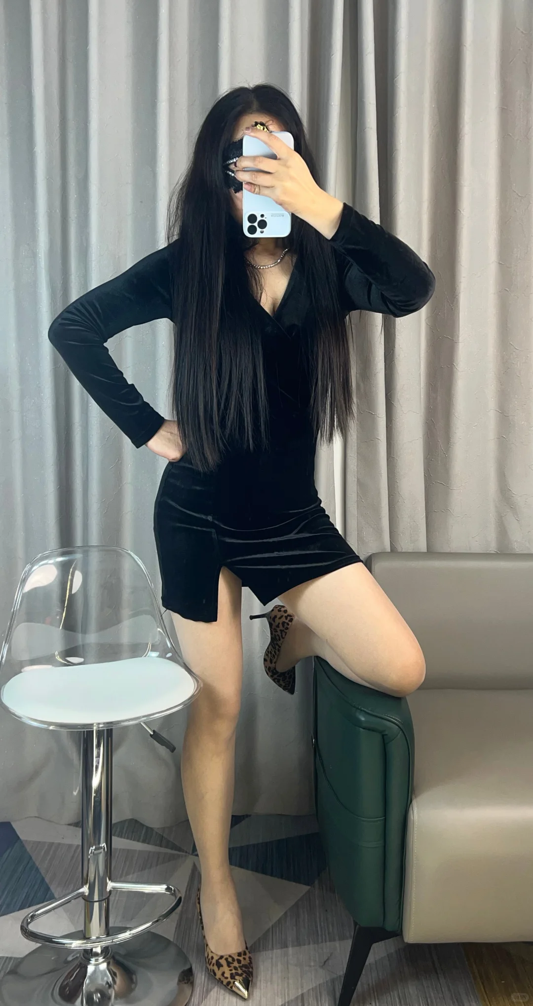 这套穿搭是复古性感风，以丝绒材质和豹纹元