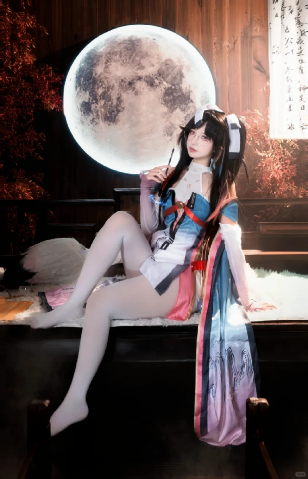 眼镜娘折枝太欲了！白丝美腿包裹丰腴，发光