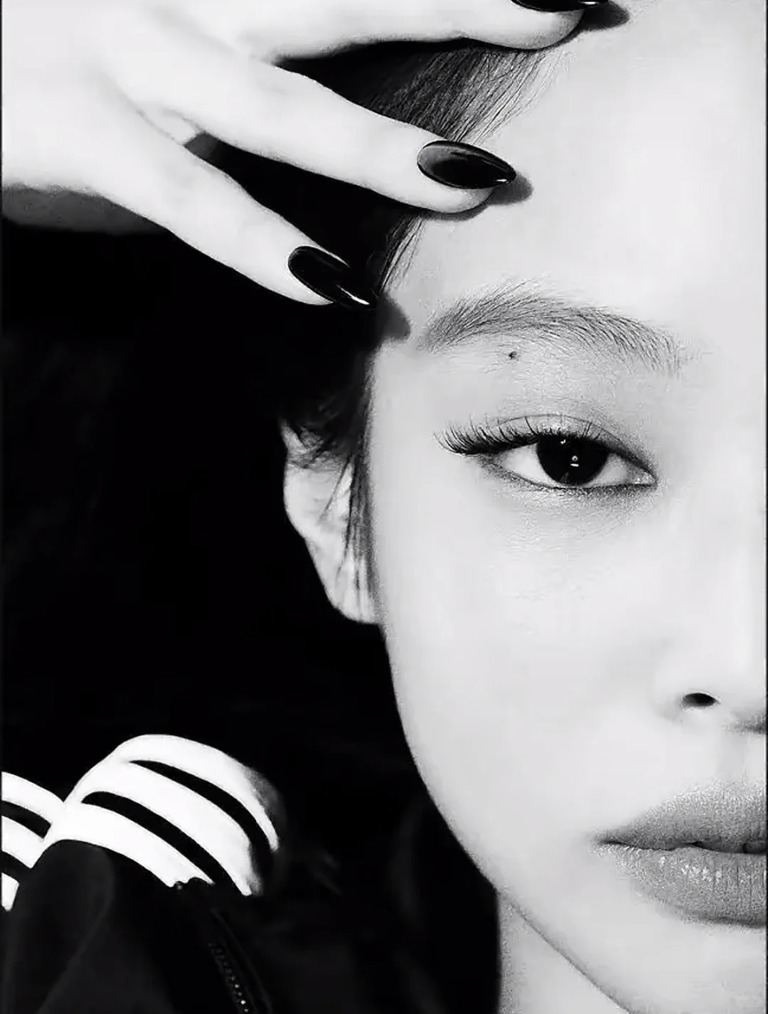 黑胶之下，Jennie 释放无尽酷飒魅力