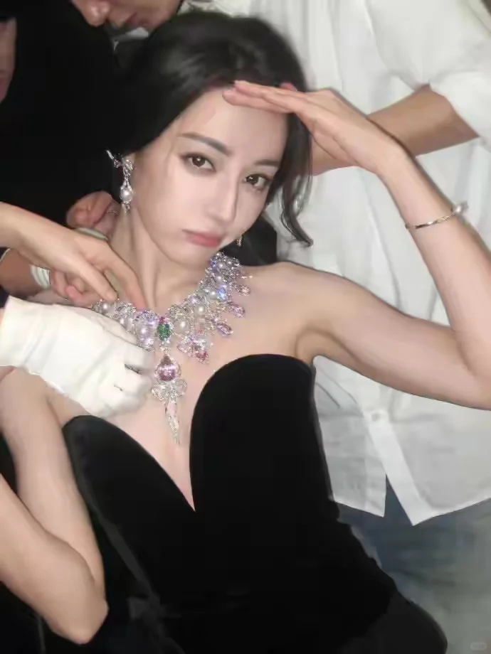 迪丽热巴靓丽写真美爆了！雪肤玉貌身材火辣