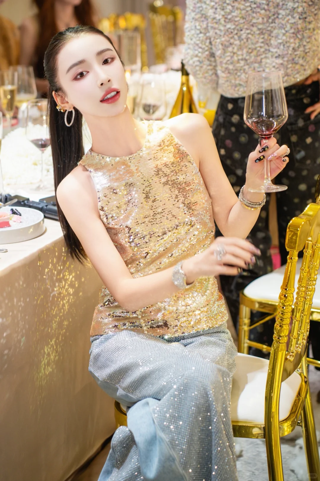 晚宴闪光look｜会发光的氛围感女神穿搭✨