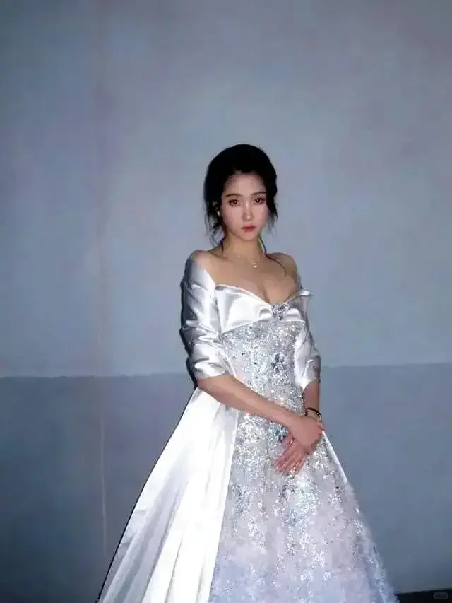 关晓彤变身御姐美得惊人