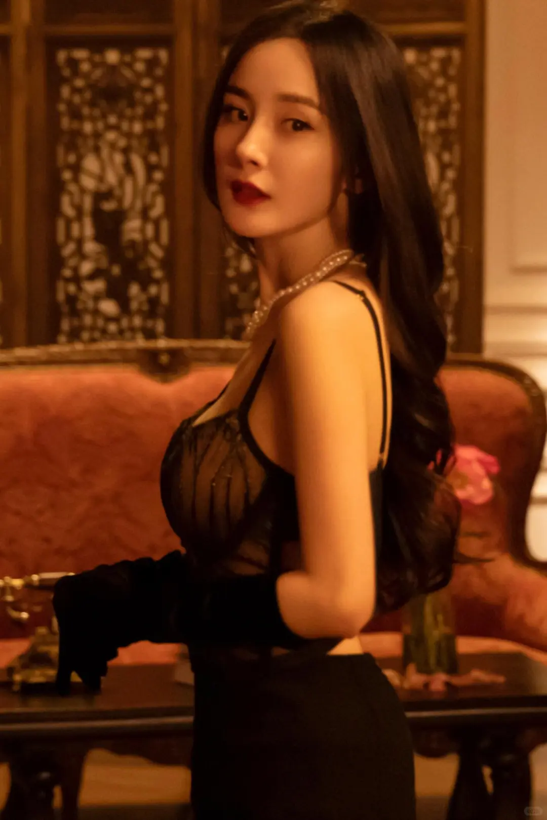 杨幂维密造型杀疯了！两套黑系内衣美到窒息