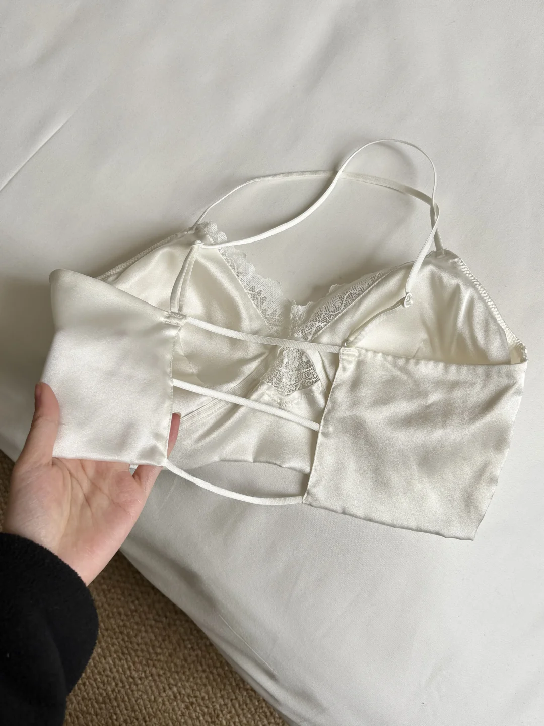 入了件真丝吊带内衣✨