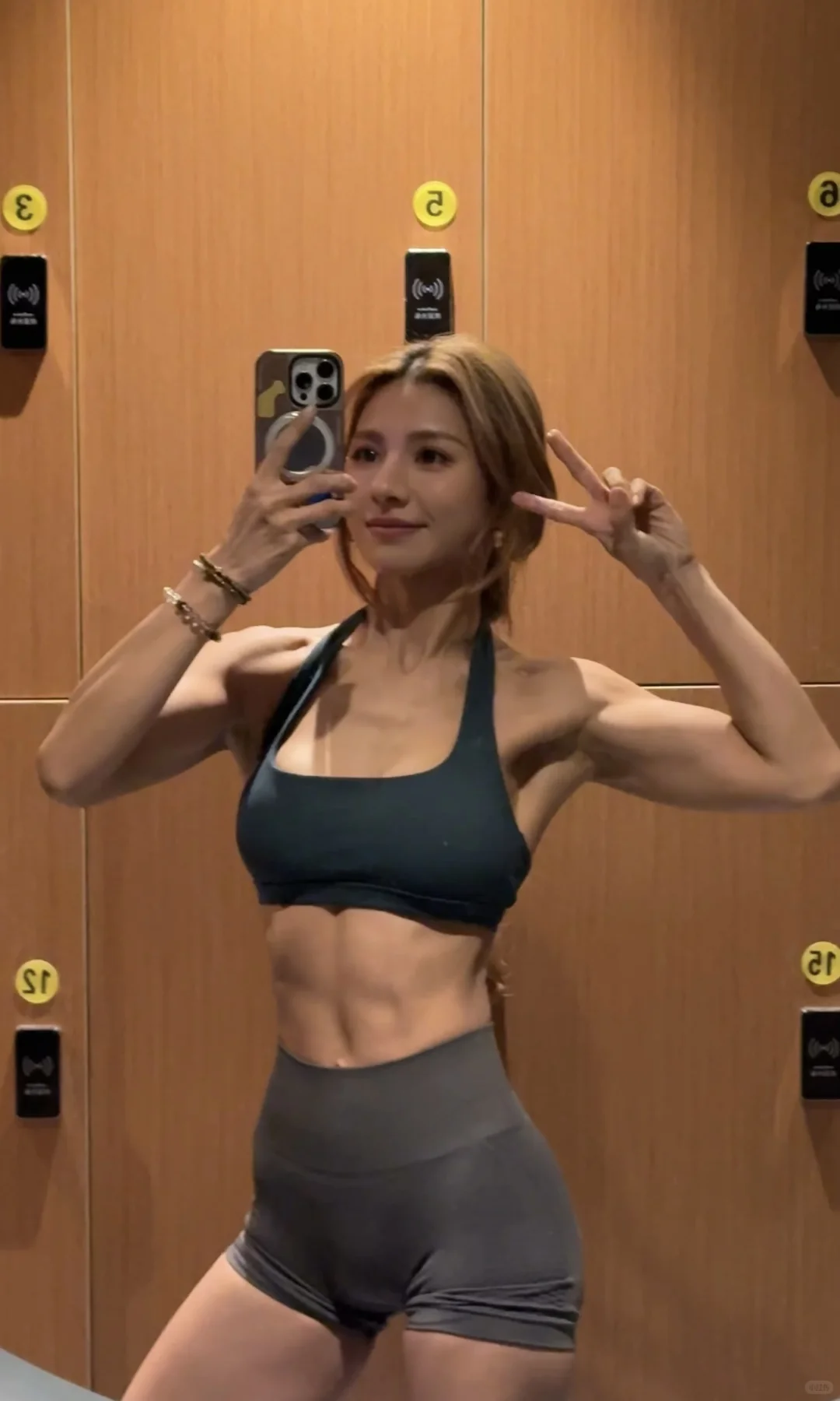 姐们儿搓衣服只用肚皮