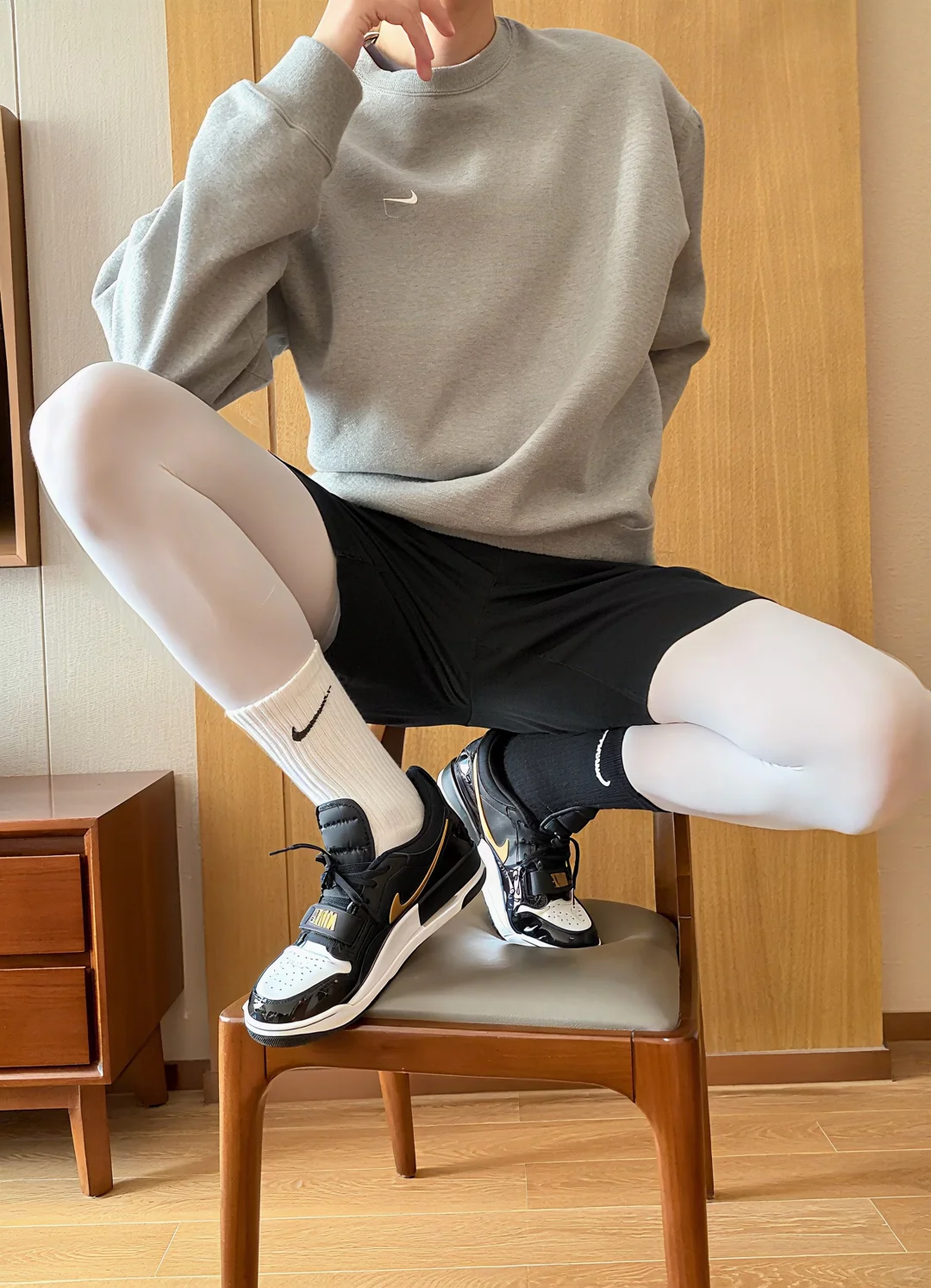 男生穿白色丝袜、太帅了