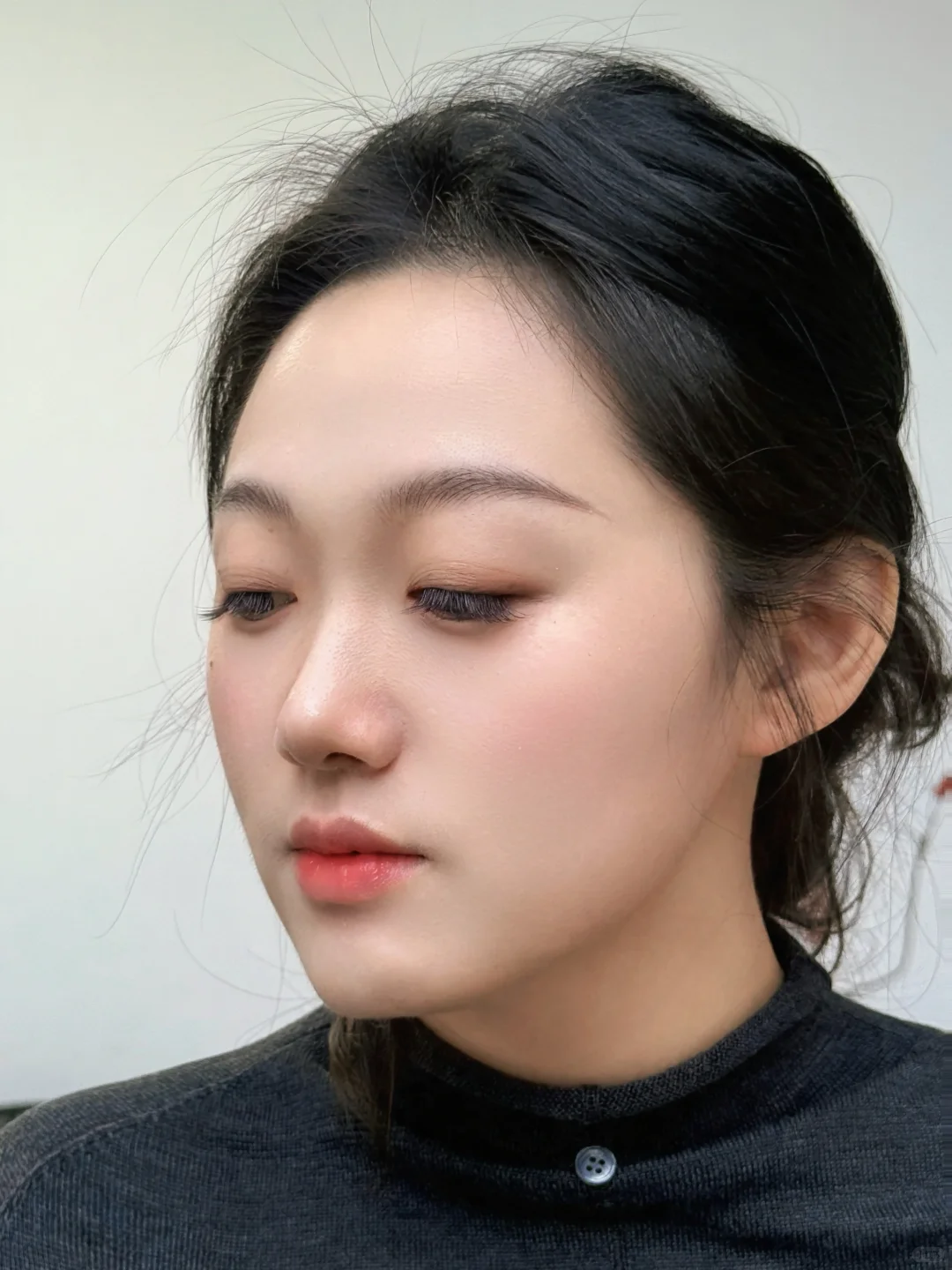 方圆脸搭配弯月眉给我一种气血充盈的美～