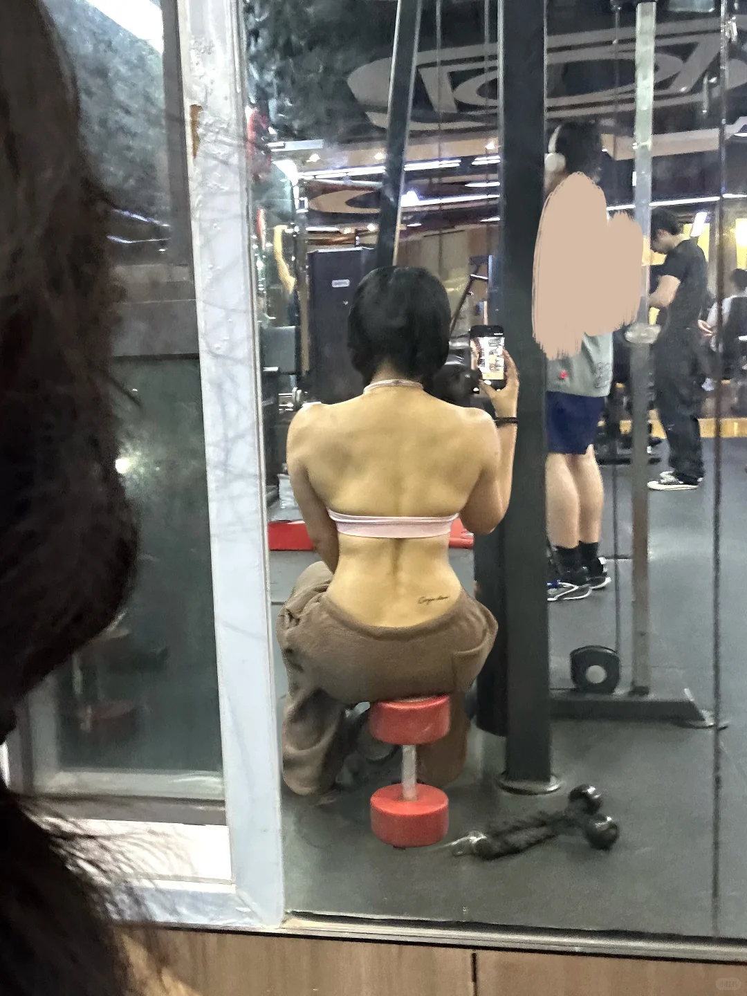 穿最粉的衣服 推15的肩