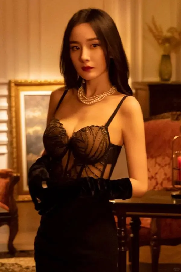 杨幂维密造型杀疯了！两套黑系内衣美到窒息