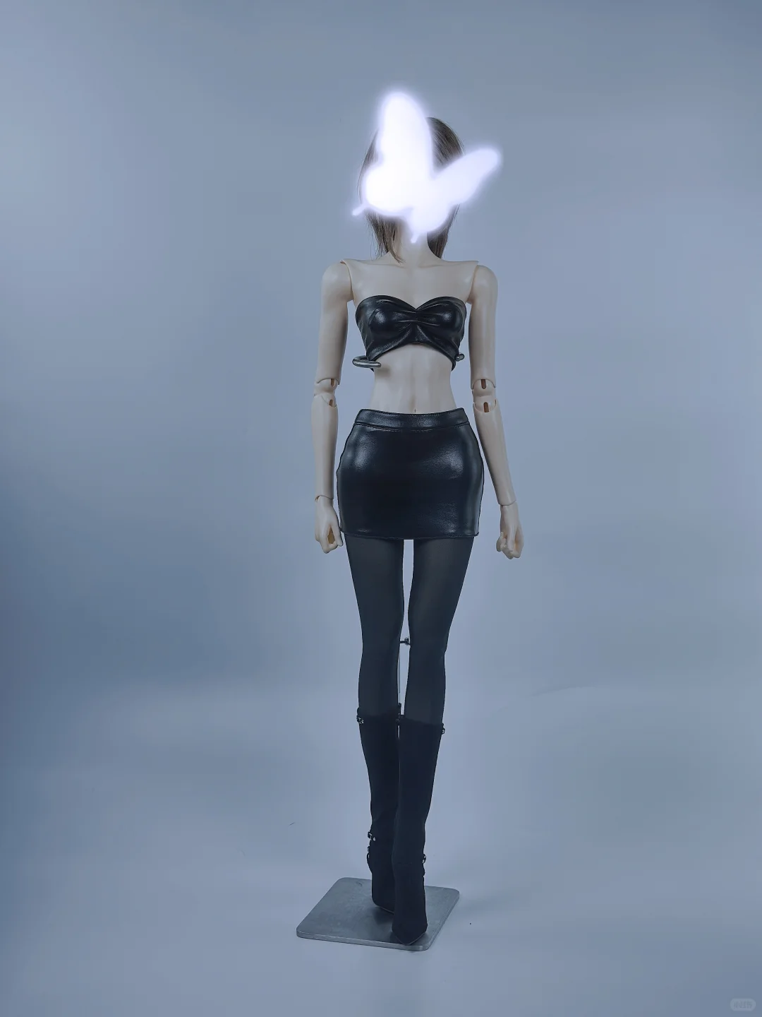 皮胸衣和皮短裙，还得再改一下