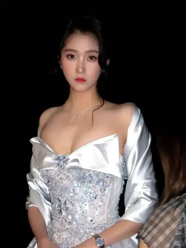 关晓彤变身御姐美得惊人