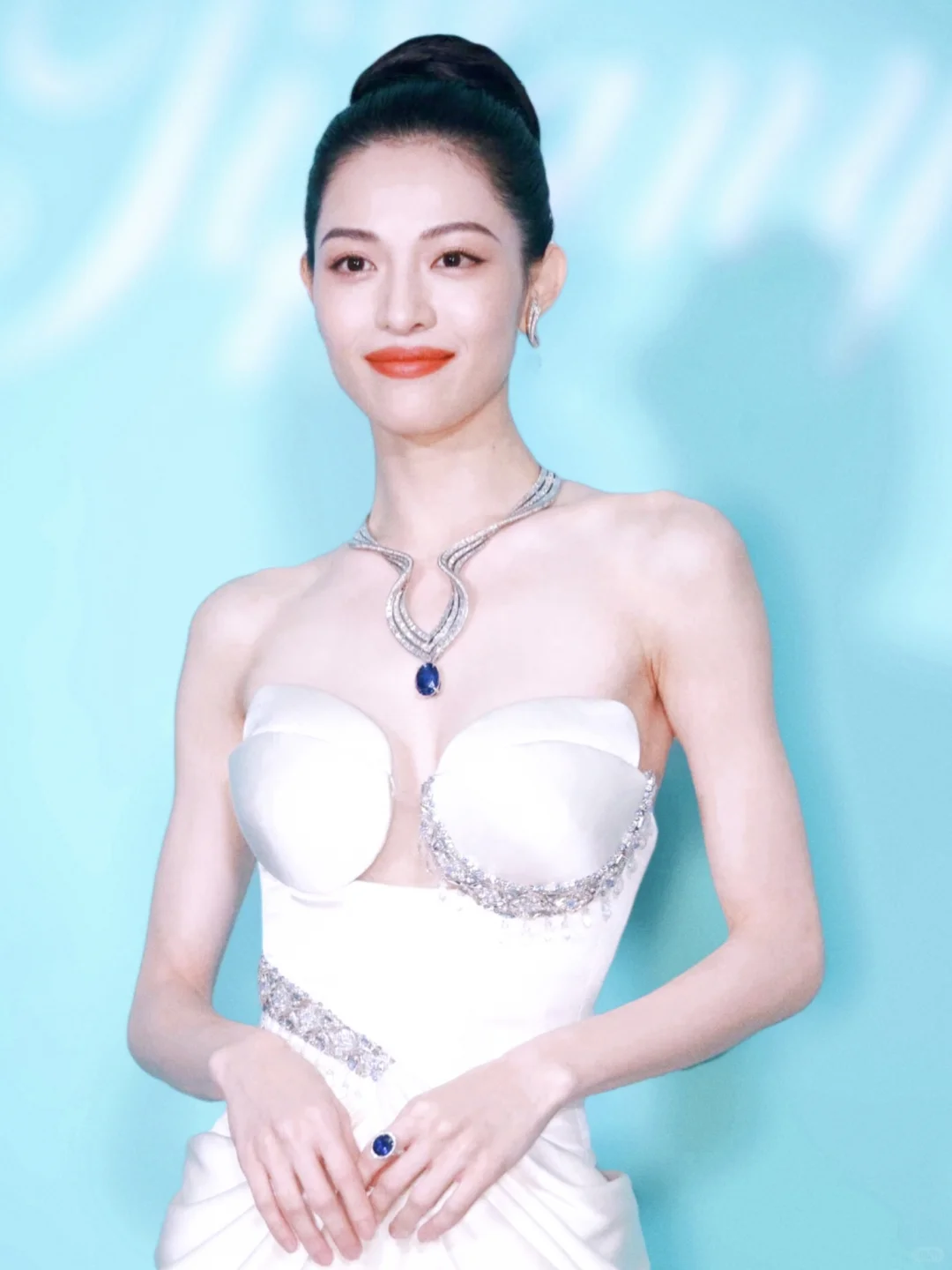 艳光四射！白肌若雪