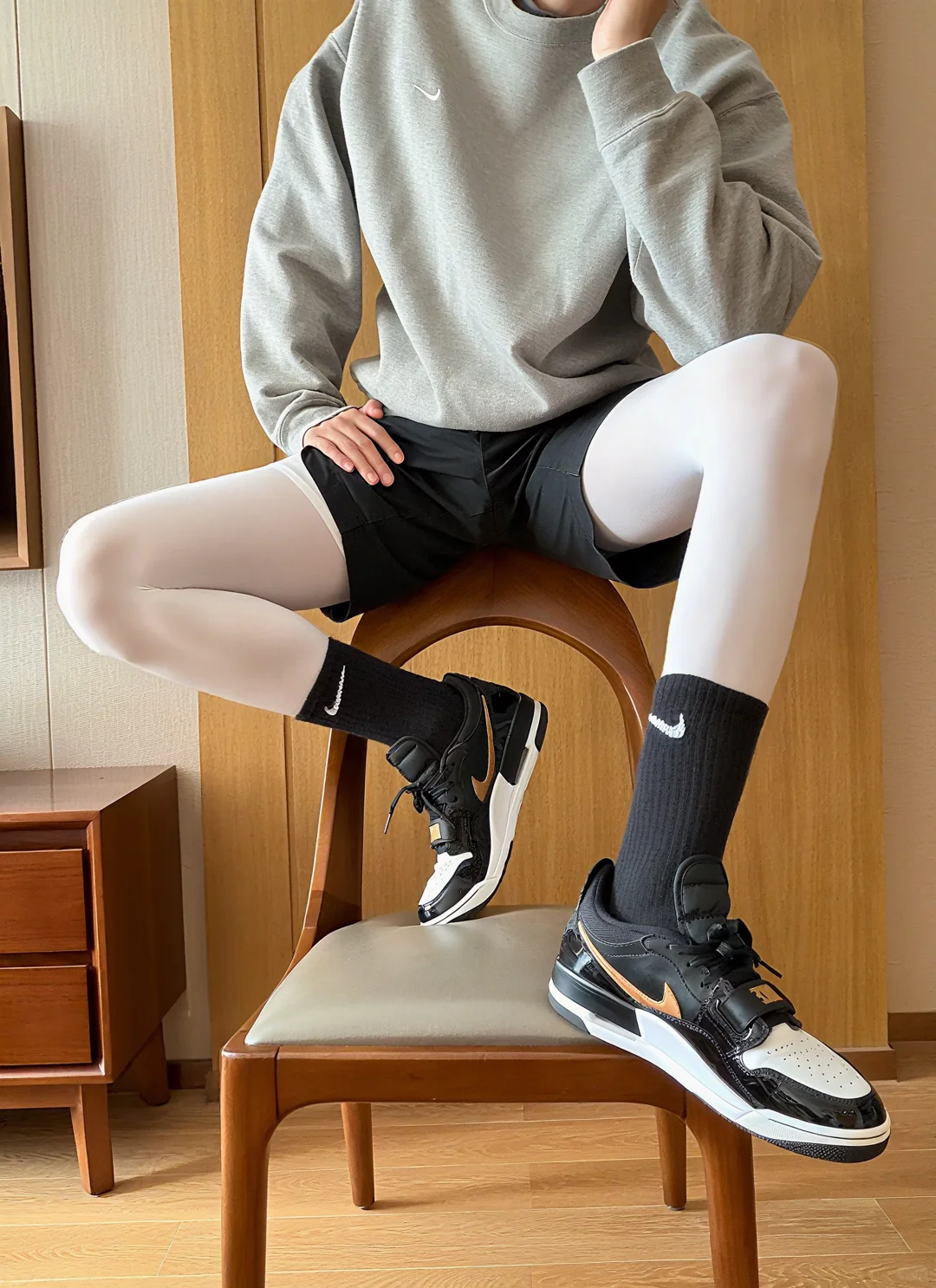 男生穿白色丝袜、太帅了