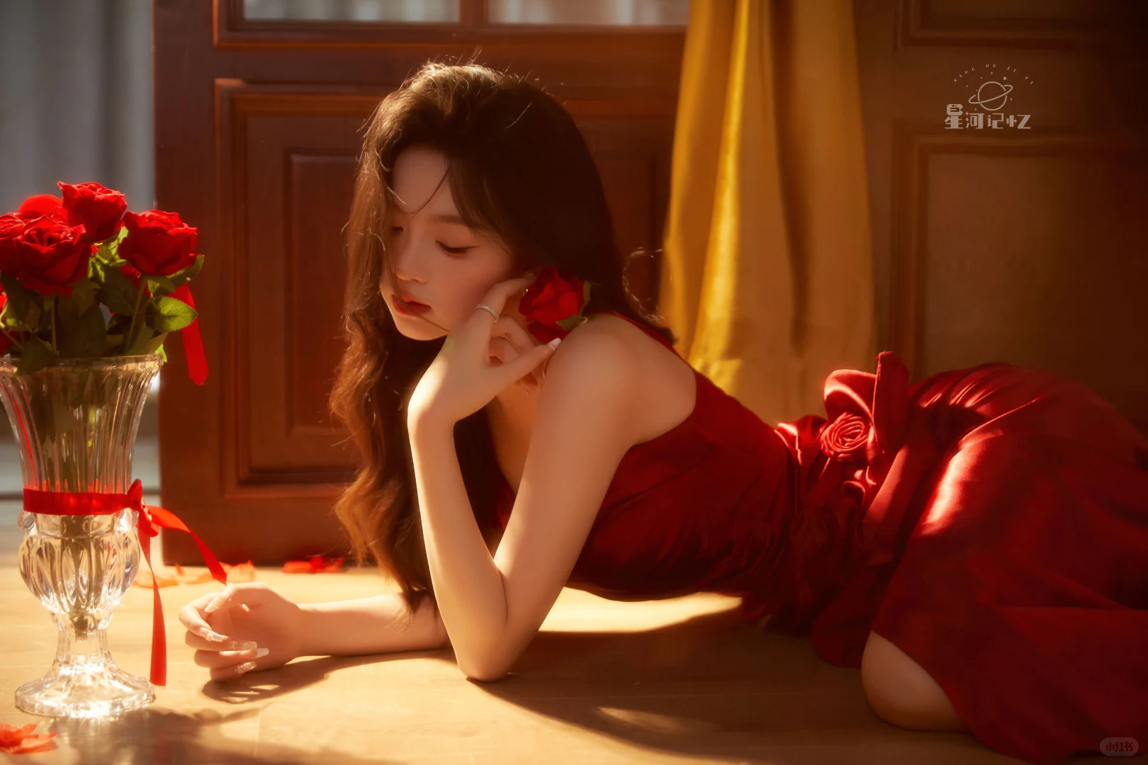 红裙与玫瑰🌹这一刻的温柔缱绻是永恒定格✨