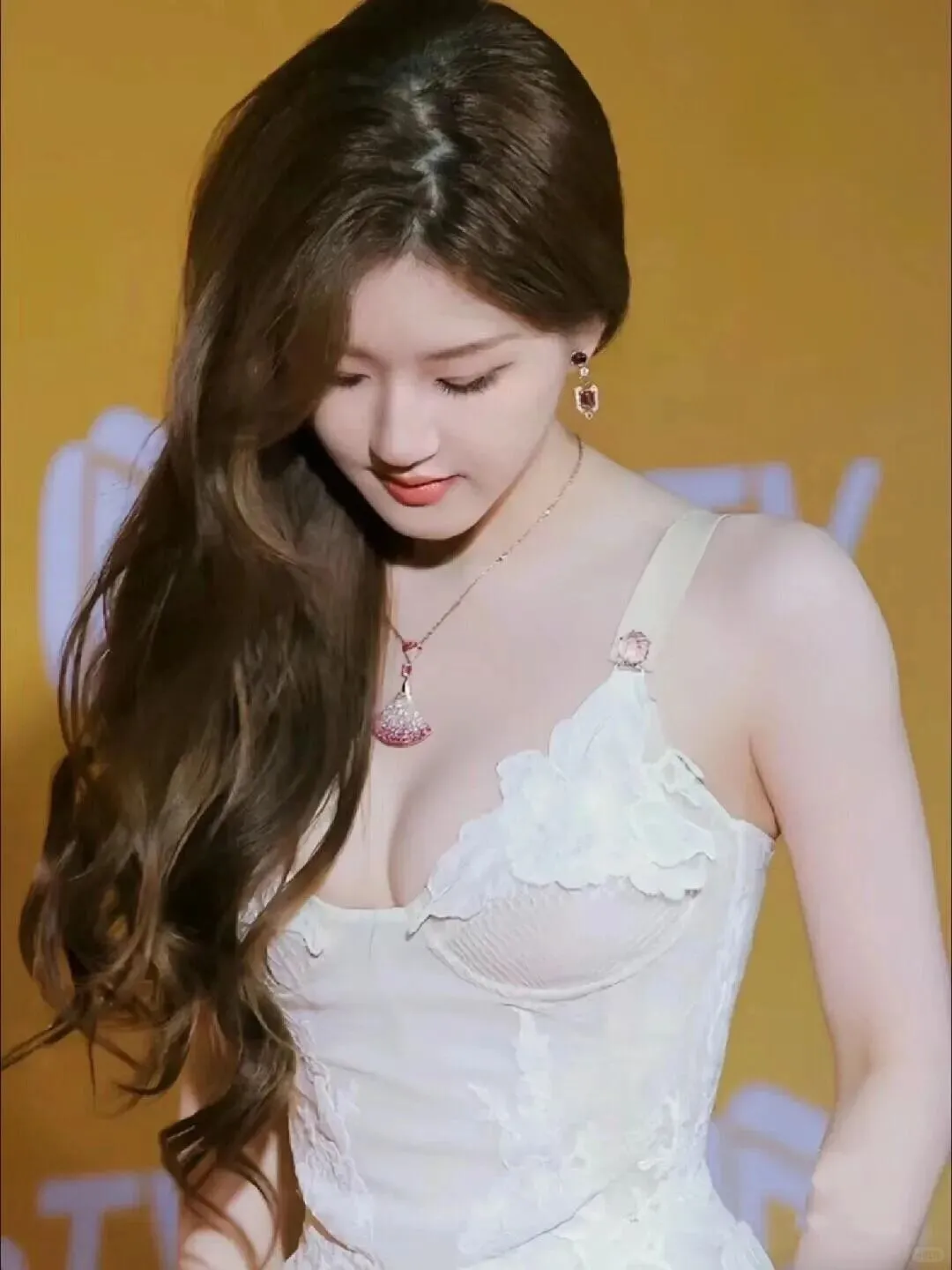 赵露思这身材太绝！甜妹感 + 玲珑曲线，这状