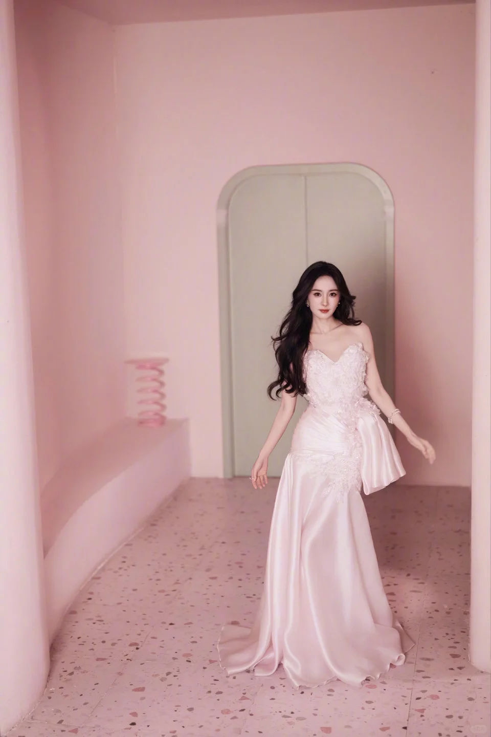 杨幂：粉色娇嫩，你如今18岁💐