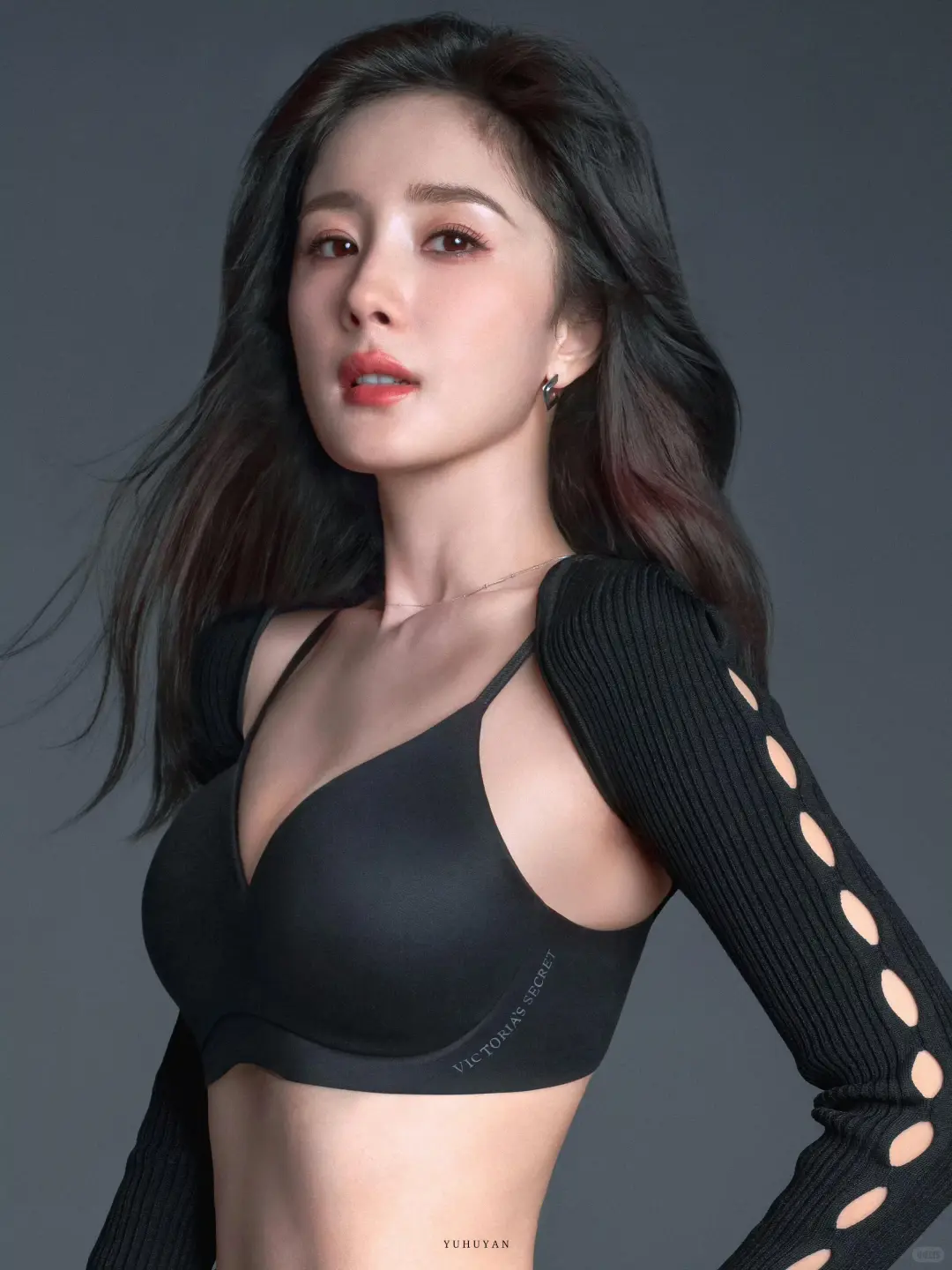 杨幂维密造型杀疯了！两套黑系内衣美到窒息