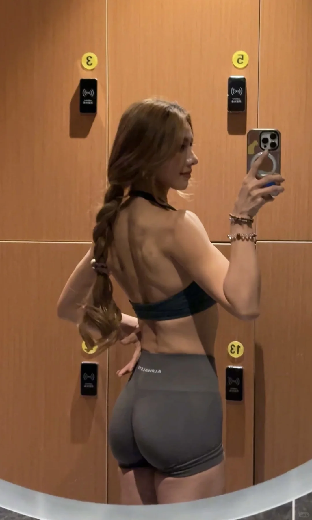 姐们儿搓衣服只用肚皮