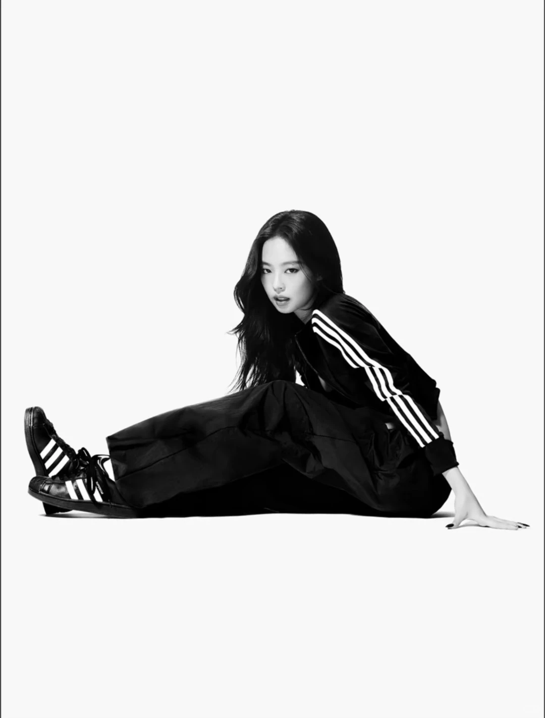 黑胶之下，Jennie 释放无尽酷飒魅力