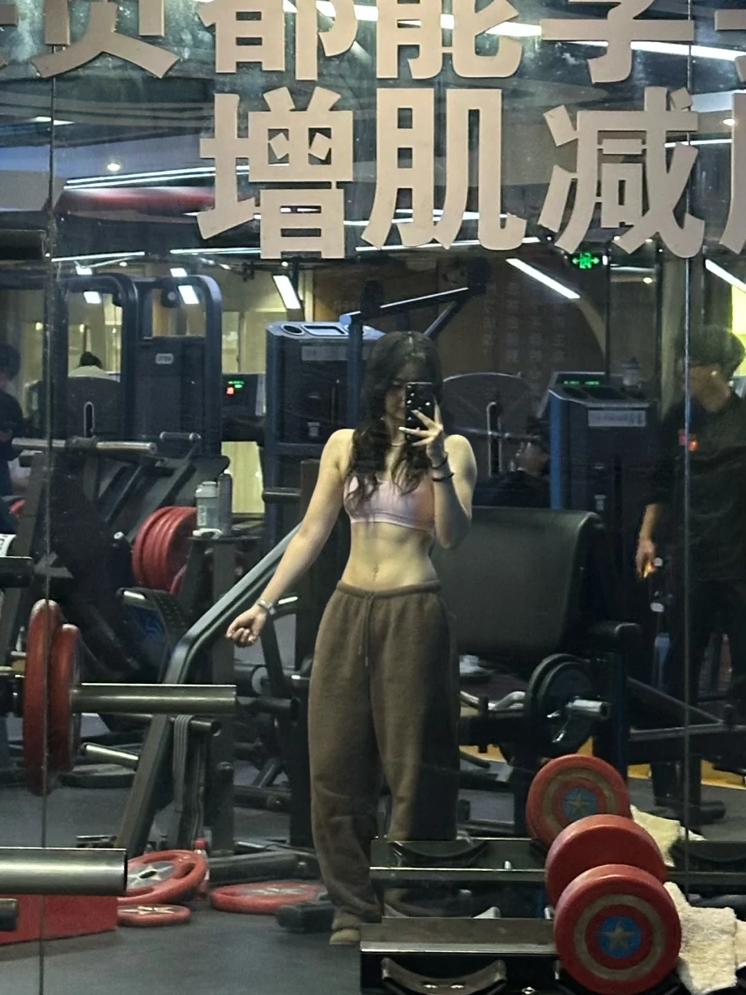 穿最粉的衣服 推15的肩