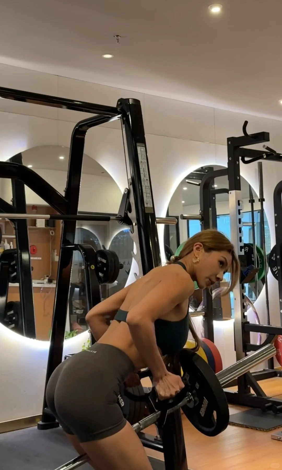 姐们儿搓衣服只用肚皮