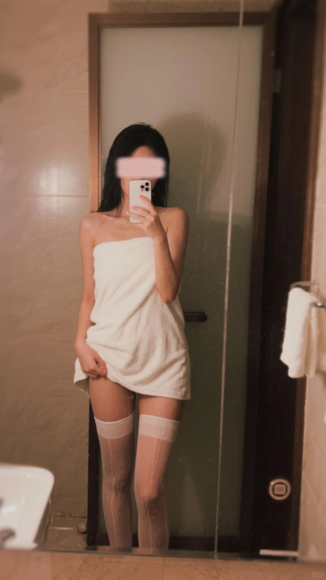 谁家洗了澡还穿丝袜啊