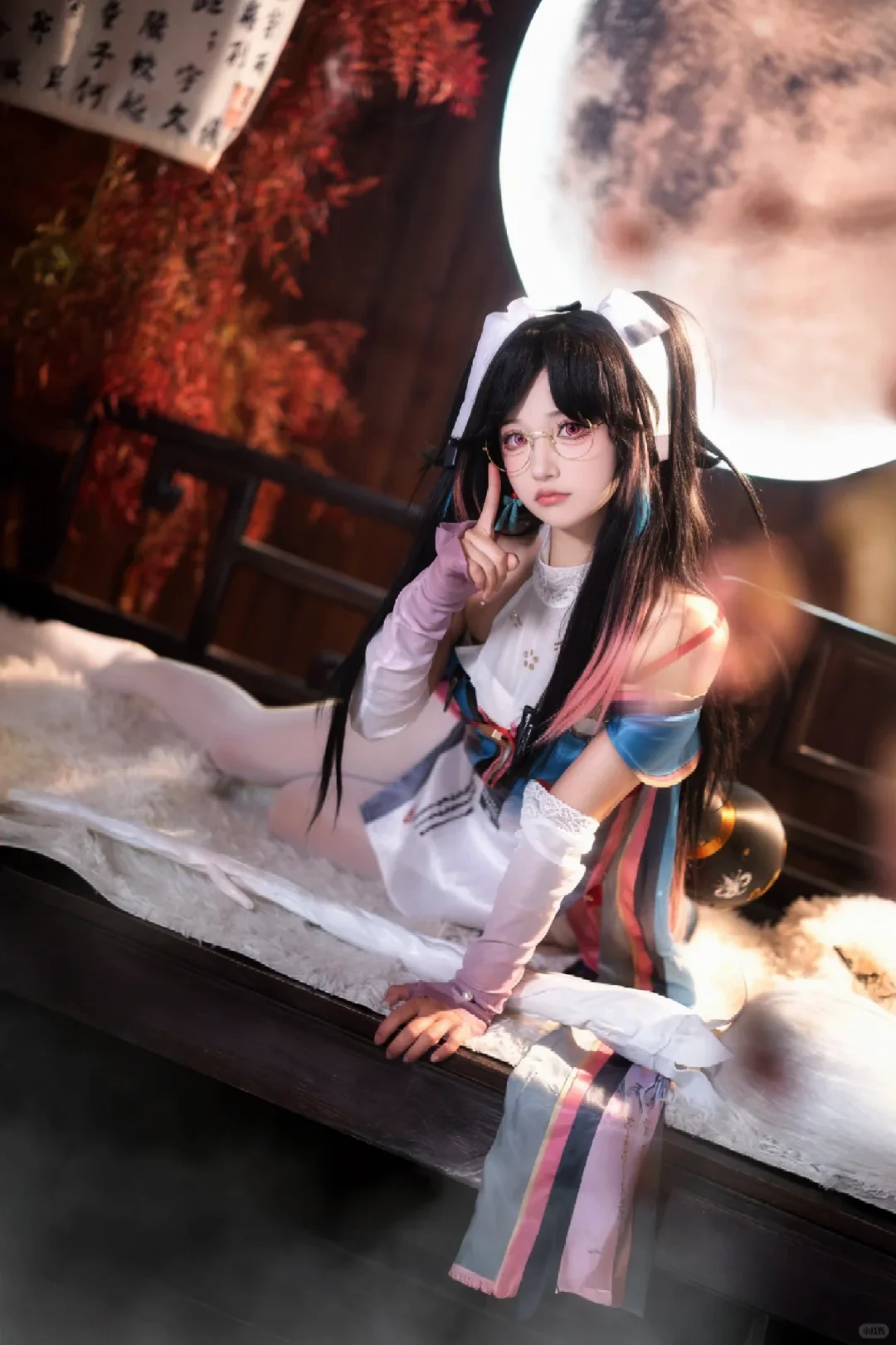 眼镜娘折枝太欲了！白丝美腿包裹丰腴，发光