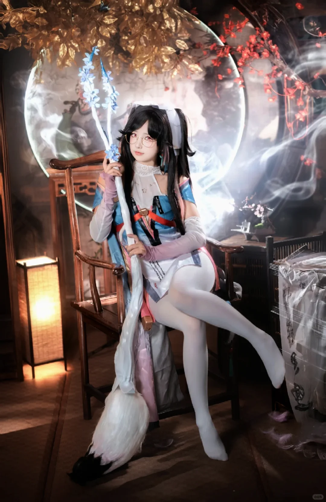 眼镜娘折枝太欲了！白丝美腿包裹丰腴，发光