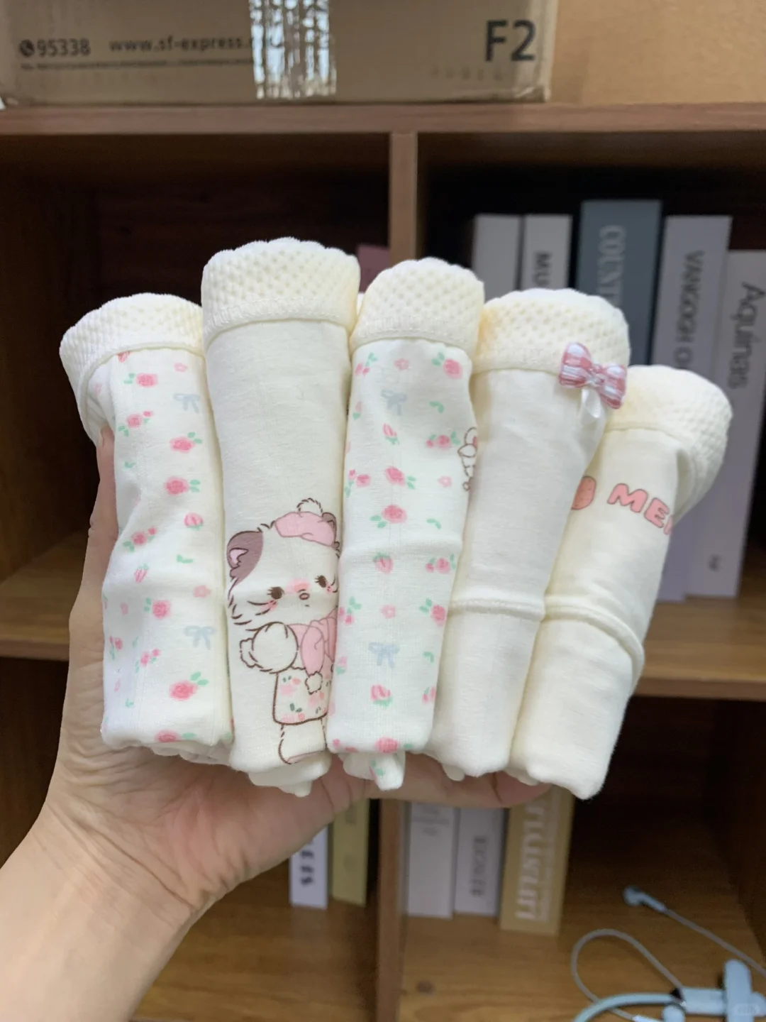 内裤好穿到窒息！女设计师站起来了！