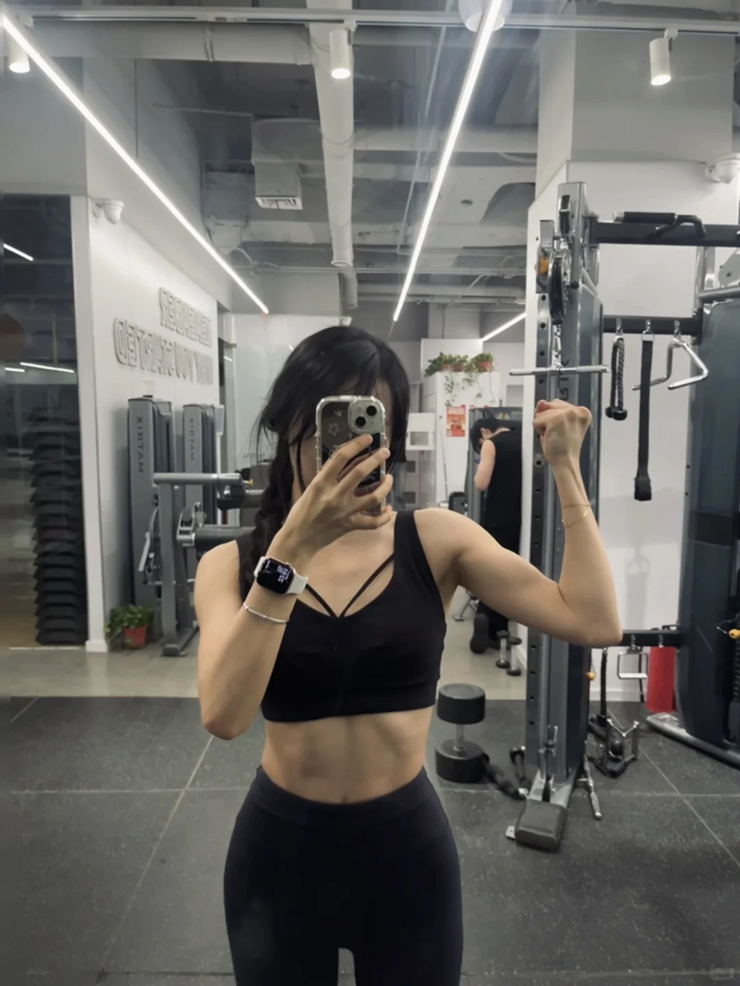 脱下外套，一拳打十个