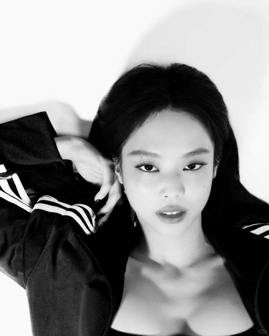 黑胶之下，Jennie 释放无尽酷飒魅力