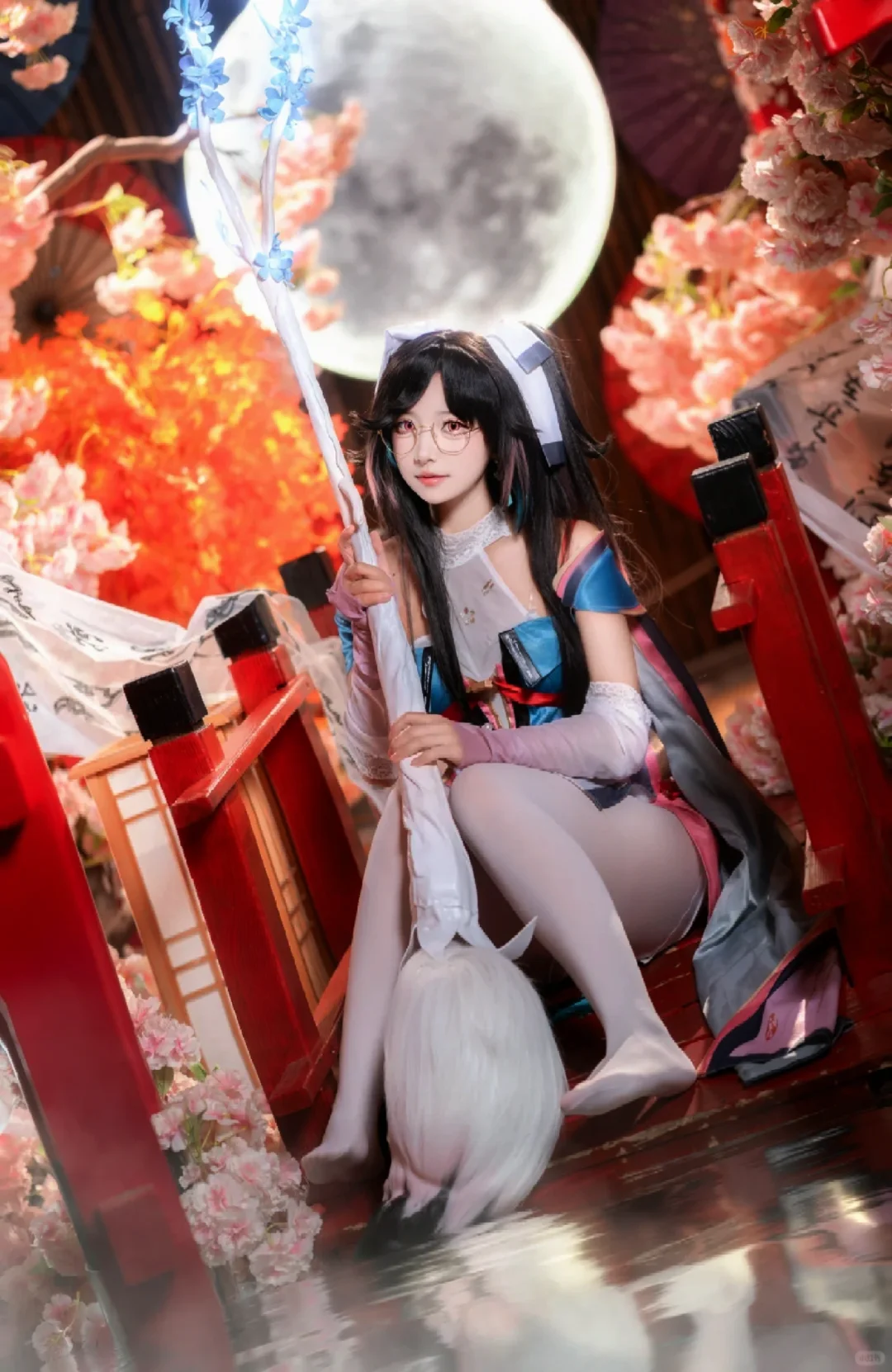 眼镜娘折枝太欲了！白丝美腿包裹丰腴，发光