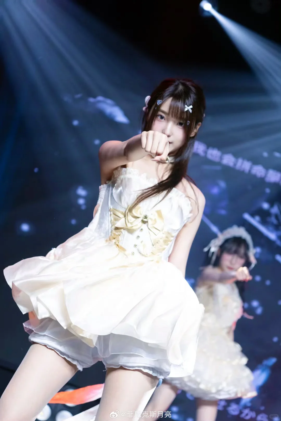 左滑查看出道一个月的小偶像有多大变化